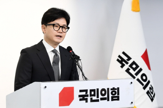 한동훈 국민의힘 비상대책위원장이 11일 여의도 당사에서 사퇴 기자회견을 하고 있다. <연합뉴스>